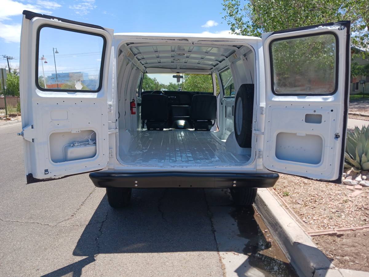 Ford-e-350-econoline-van-1976-white-15