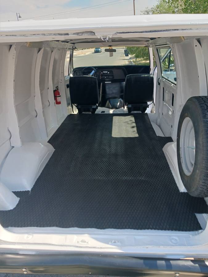 Ford-e-350-econoline-van-1976-white-17