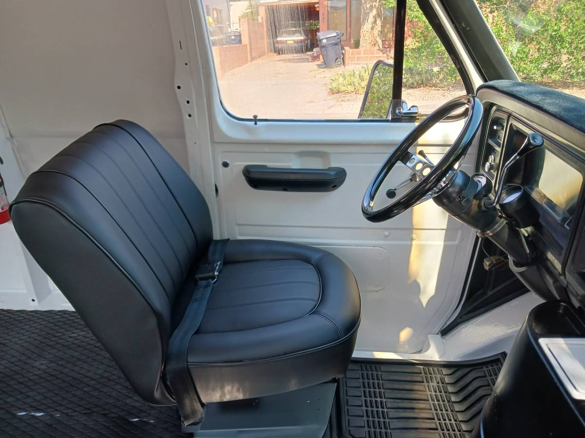 Ford-e-350-econoline-van-1976-white-4