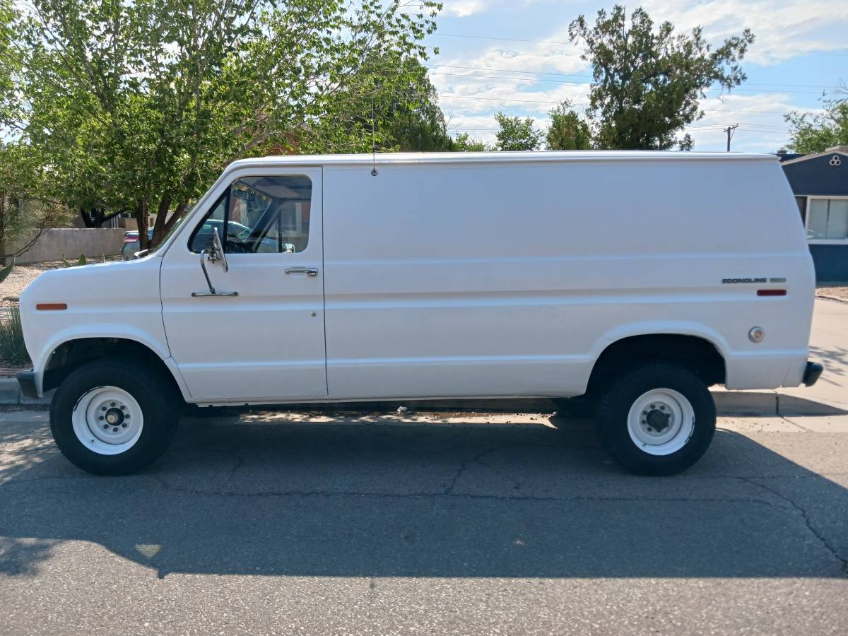 Ford-e-350-econoline-van-1976-white-9