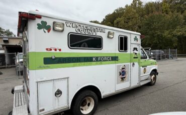 Ford-e-350-ford-econoline-1984-white-16