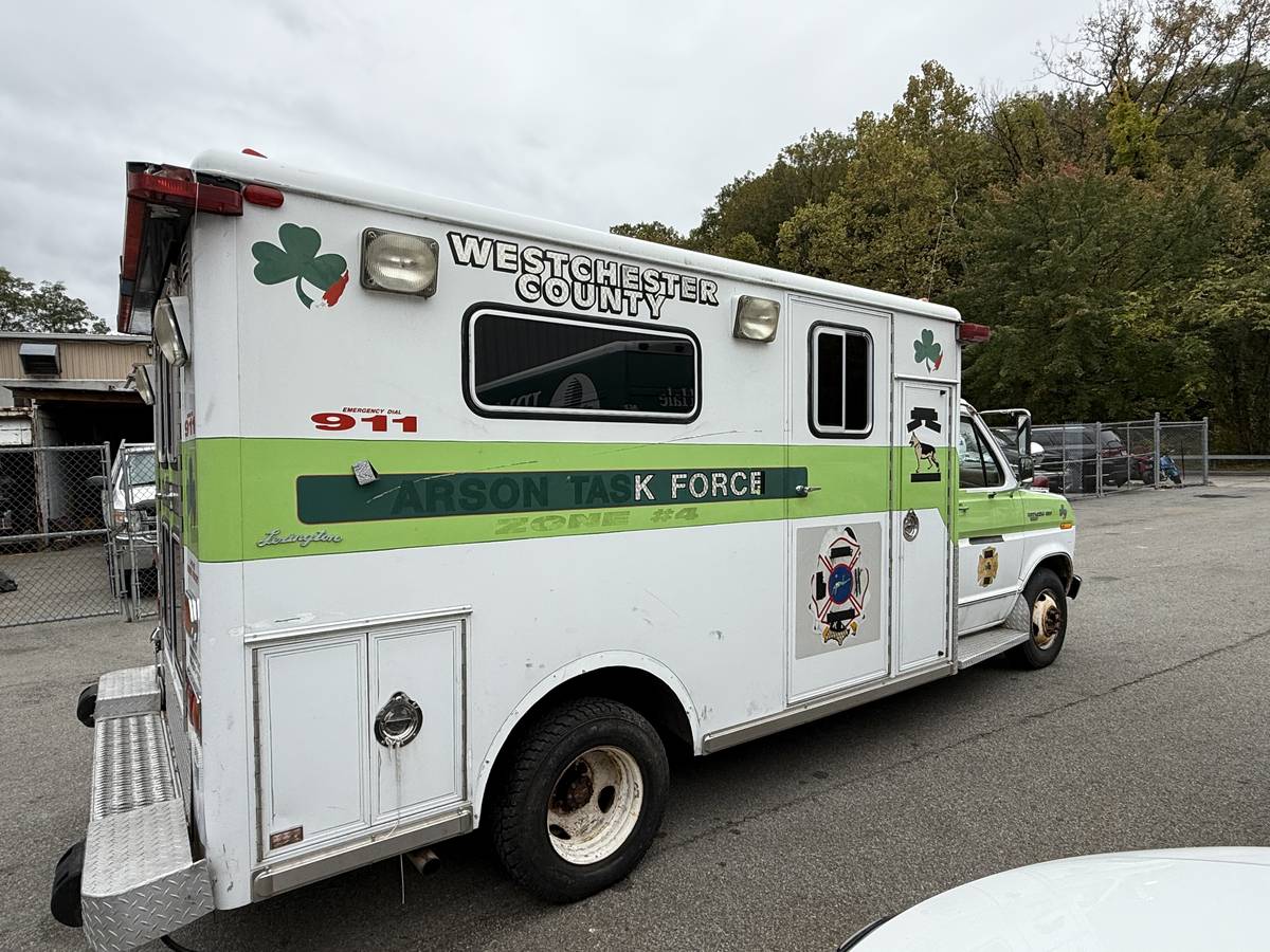 Ford-e-350-ford-econoline-1984-white-16