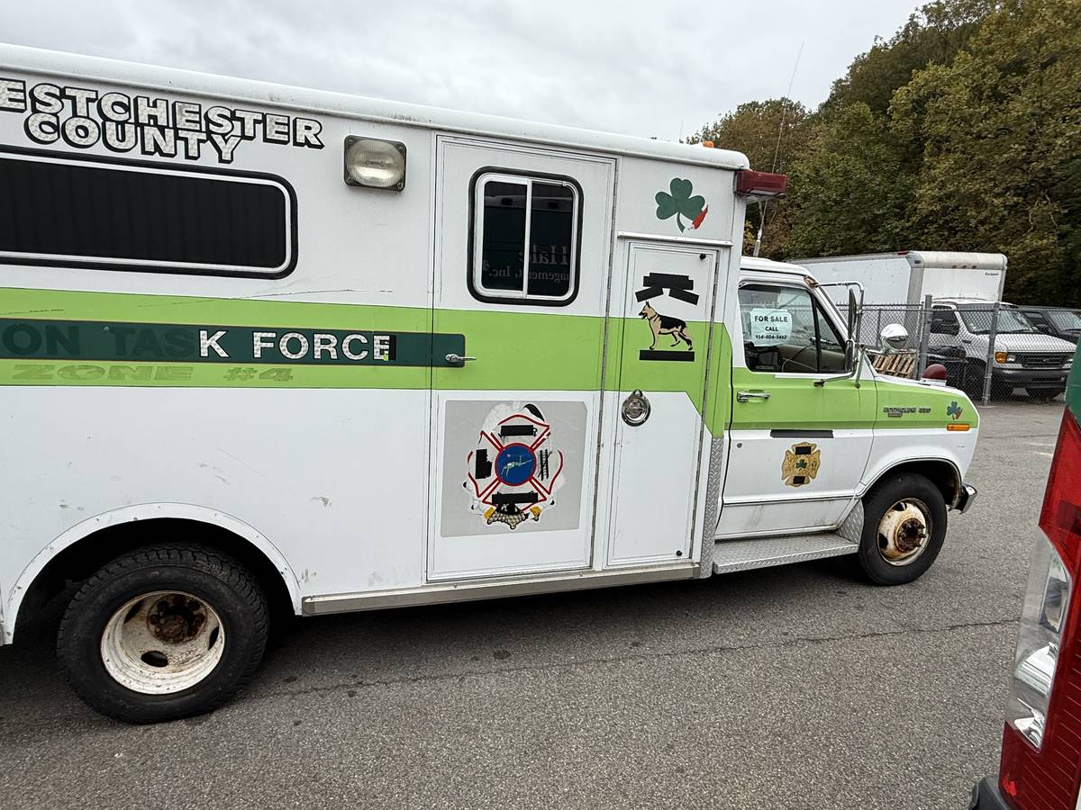 Ford-e-350-ford-econoline-1984-white-17