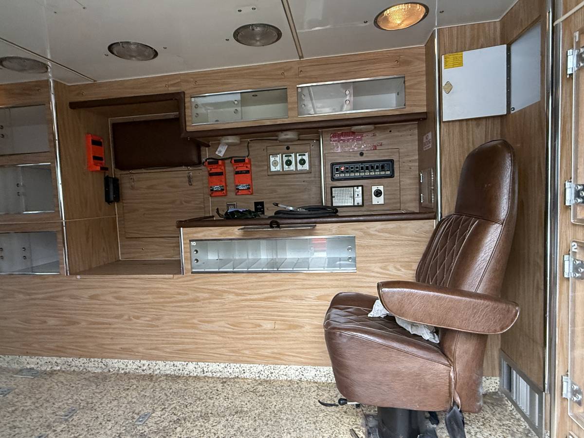 Ford-e-350-ford-econoline-1984-white-19