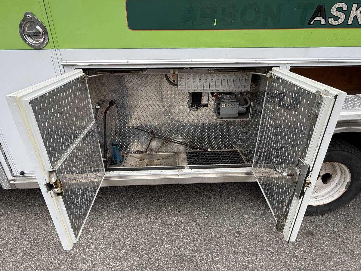 Ford-e-350-ford-econoline-1984-white-22