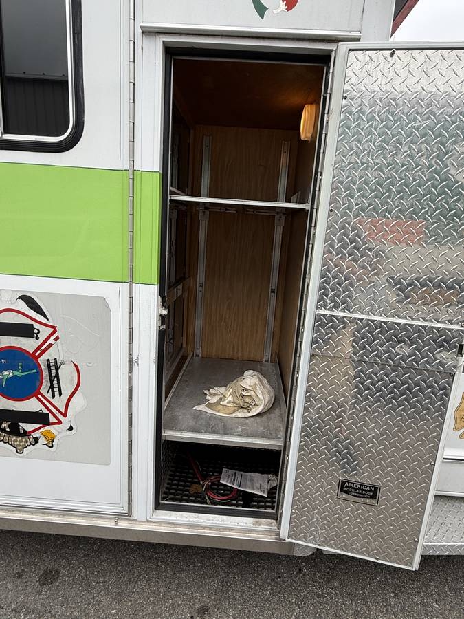 Ford-e-350-ford-econoline-1984-white-23