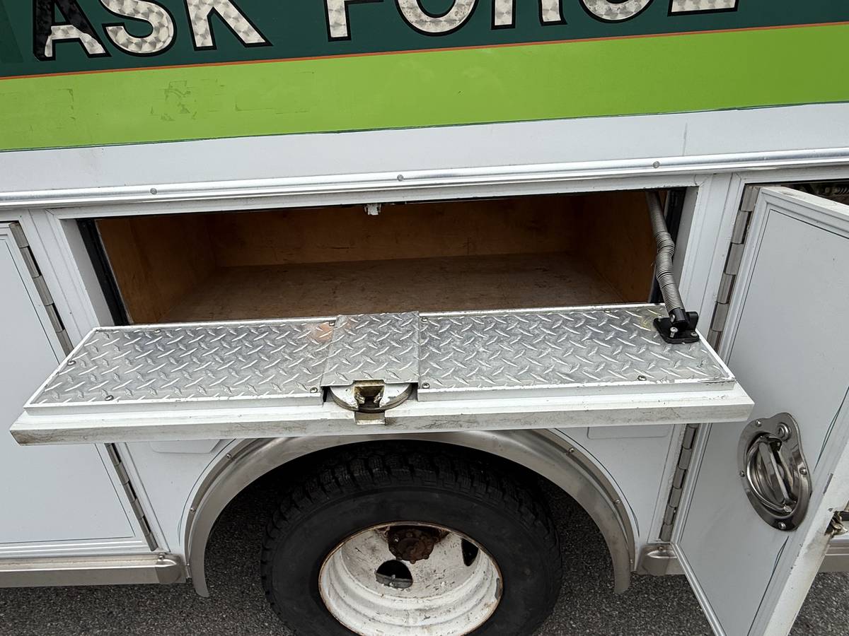 Ford-e-350-ford-econoline-1984-white-3