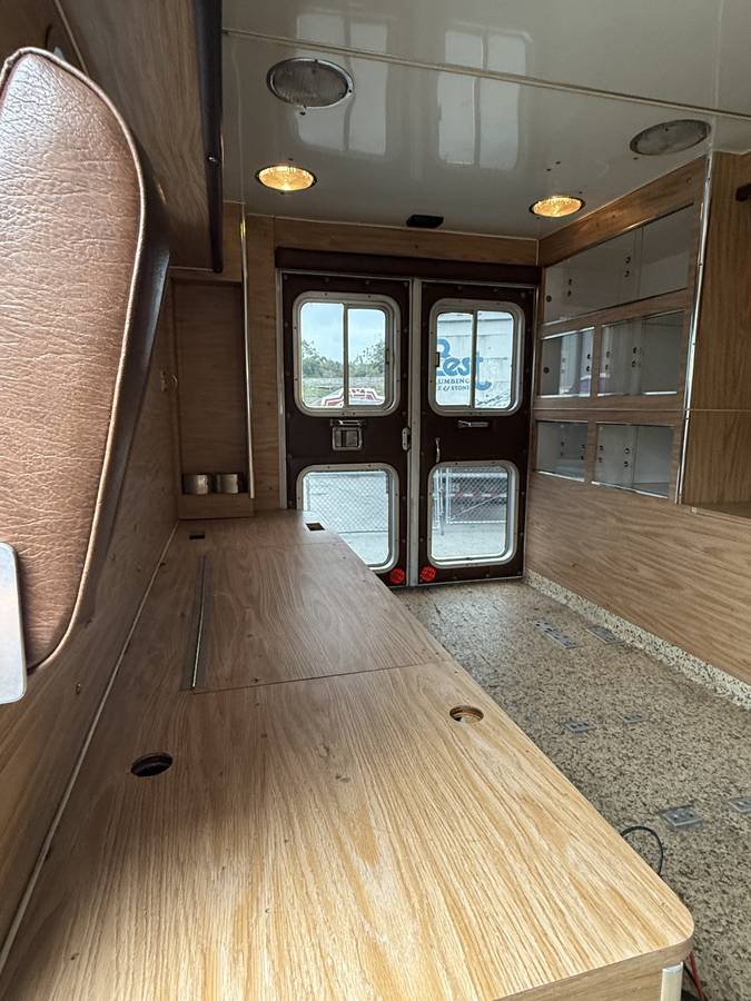 Ford-e-350-ford-econoline-1984-white-4