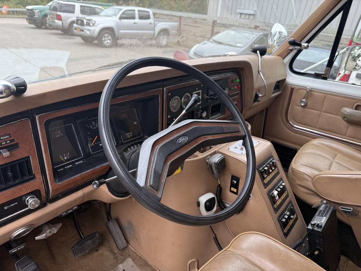 Ford-e-350-ford-econoline-1984-white-9