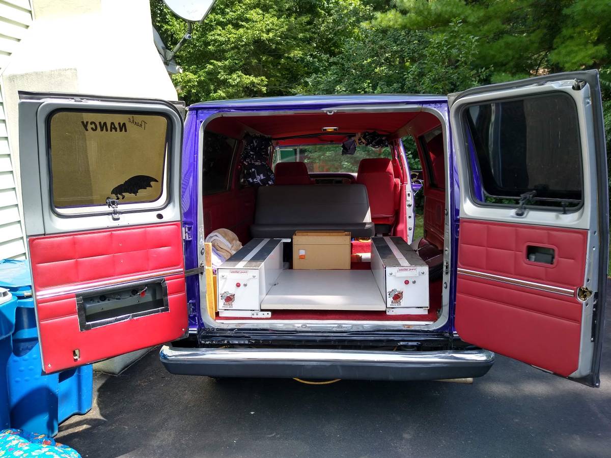 Ford-e150-club-wagon-1989-purple-3