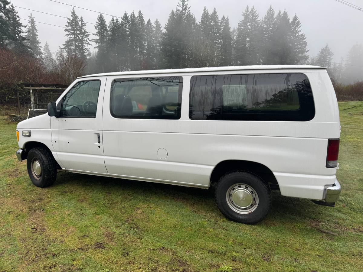Ford-e150-econoline-club-van-1995-white