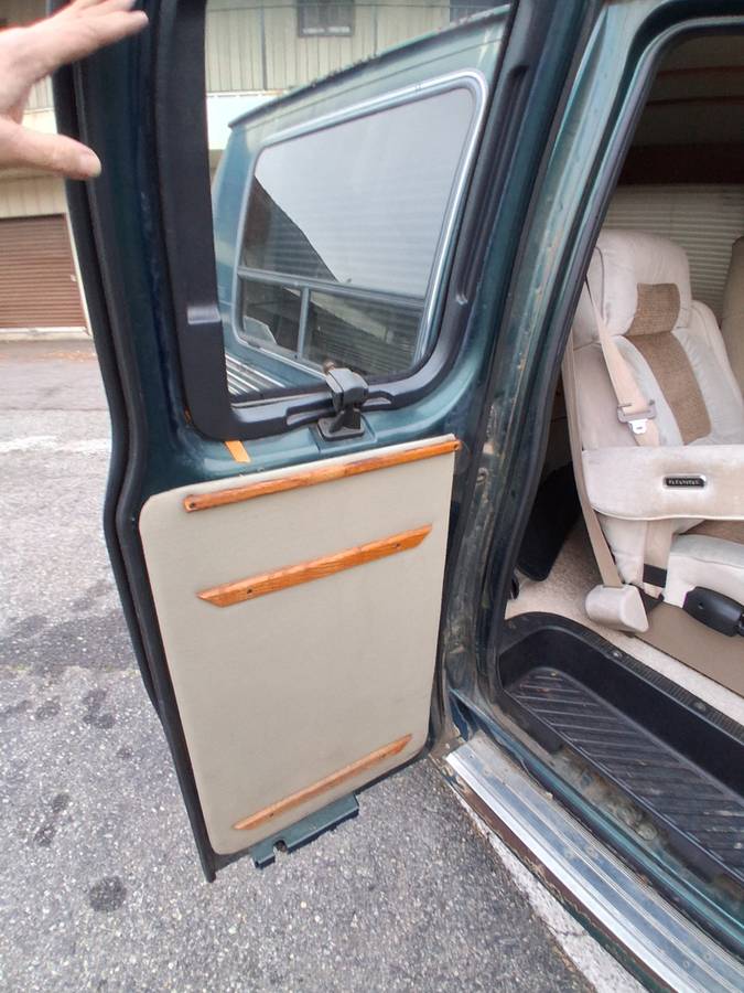 Ford-e150-winnebago-conversion-1994-green-7