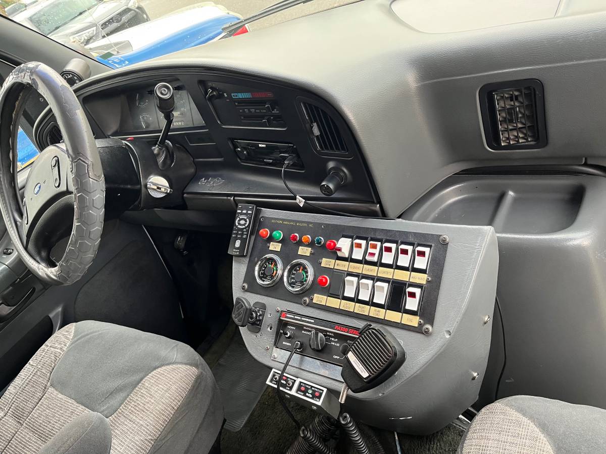 Ford-e350-4-x-4-ambulance-package-diesel-1992-white-1