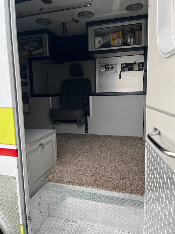 Ford-e350-4-x-4-ambulance-package-diesel-1992-white-17