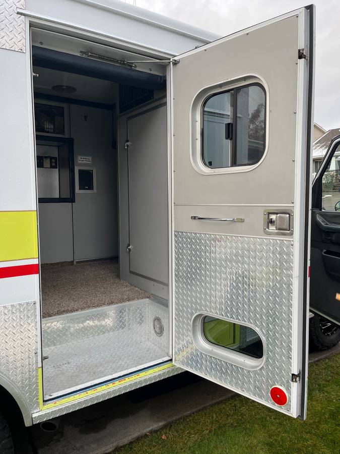 Ford-e350-4-x-4-ambulance-package-diesel-1992-white-18