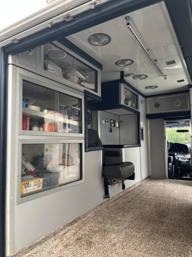 Ford-e350-4-x-4-ambulance-package-diesel-1992-white-19