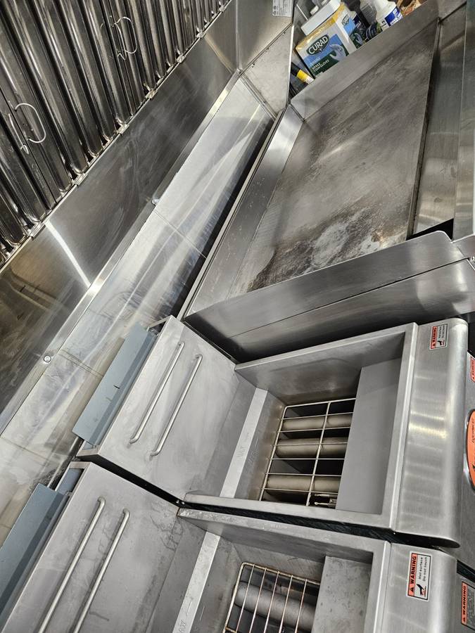 Ford-e350-box-truck-1990-black-13