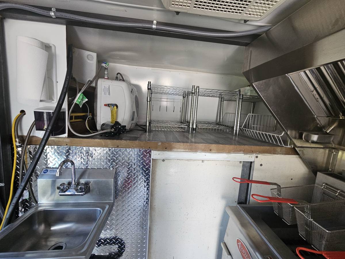 Ford-e350-box-truck-1990-black-19