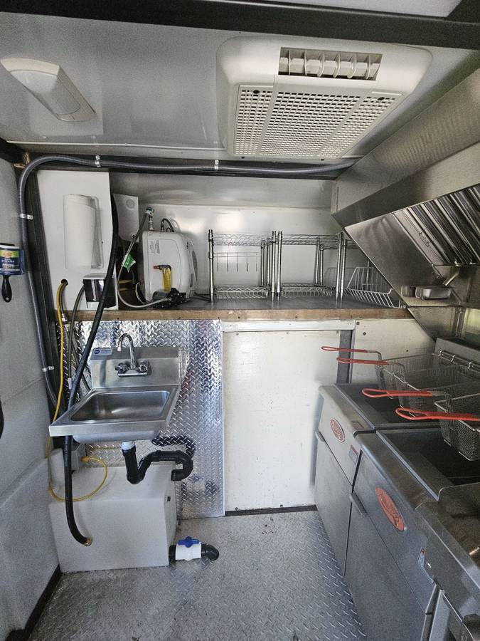 Ford-e350-box-truck-1990-black-21