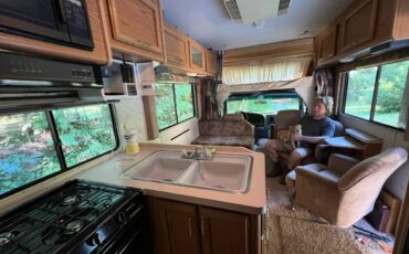 Ford-e350-class-c-1994-white-3