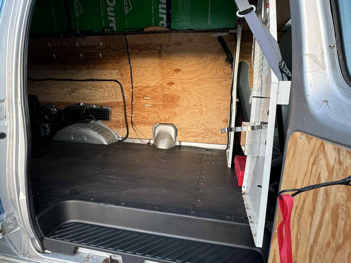 Ford-econoline-e250-cargo-van-1993-white-15