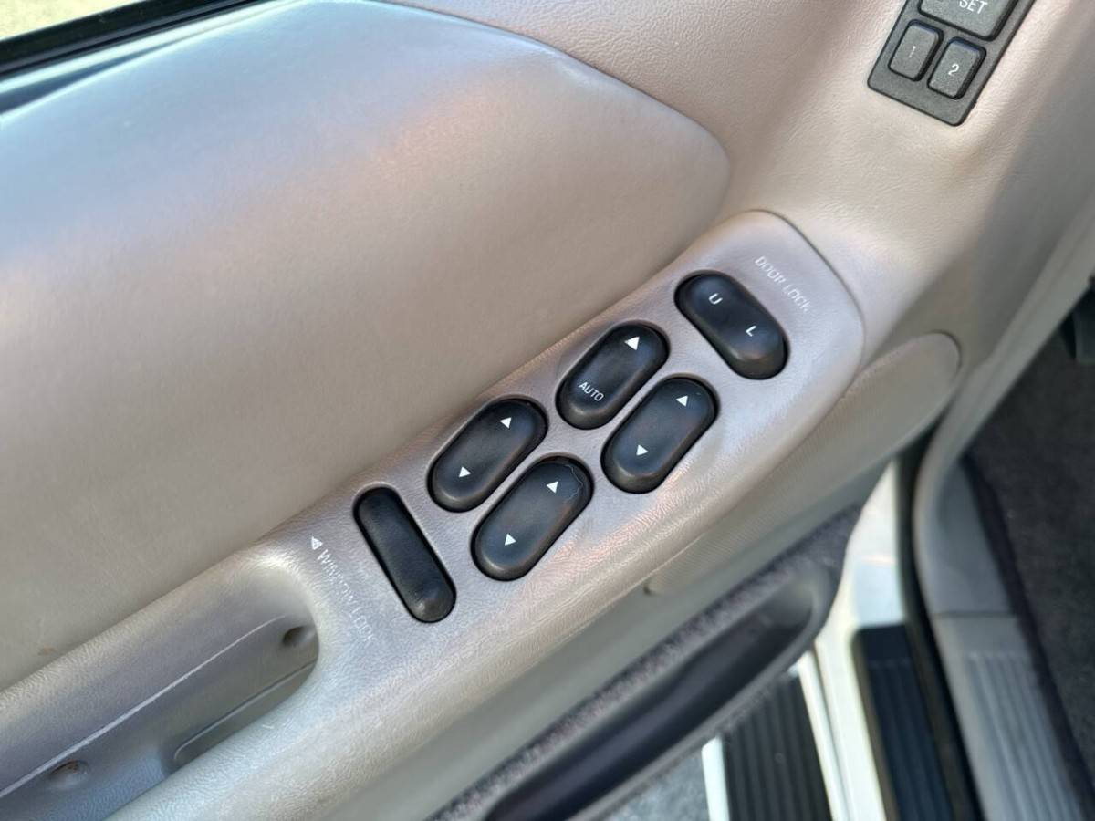 Ford-explorer-limited-4dr-suv-1995-white-22