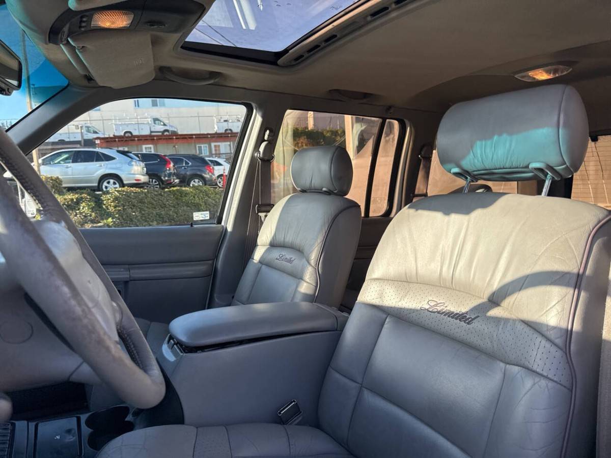 Ford-explorer-limited-4dr-suv-1995-white-6