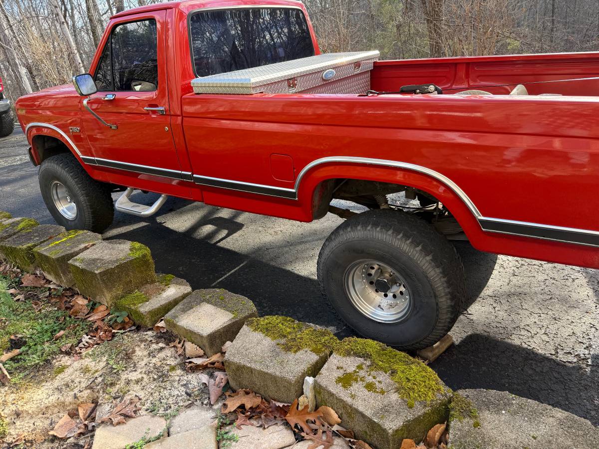 Ford-f-150-1984-red-1