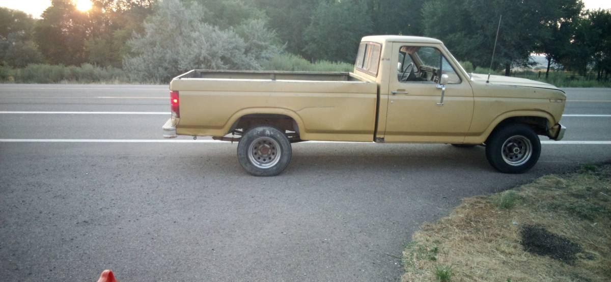 Ford-f-150-4-wd-pickup-1981-yellow-2