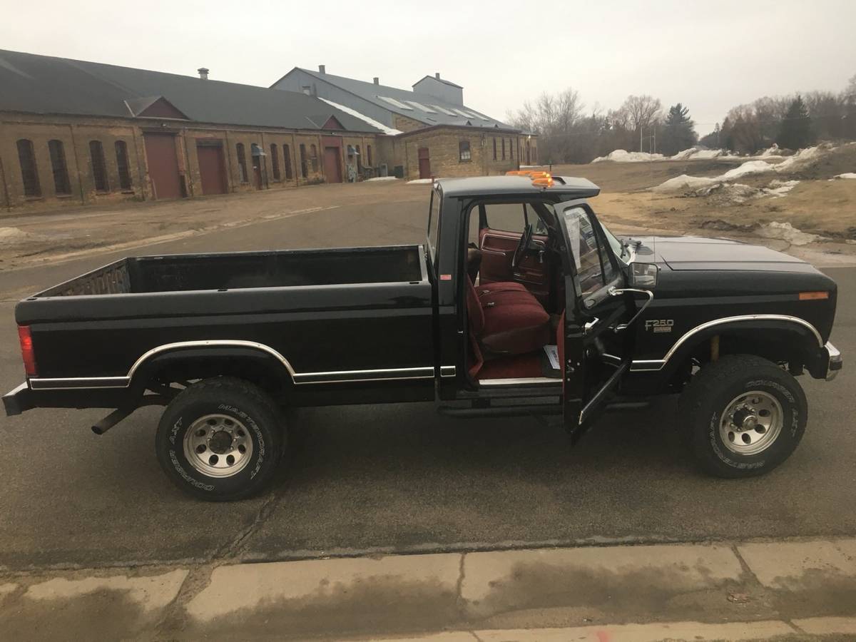 Ford-f-250-diesel-1985-black-1