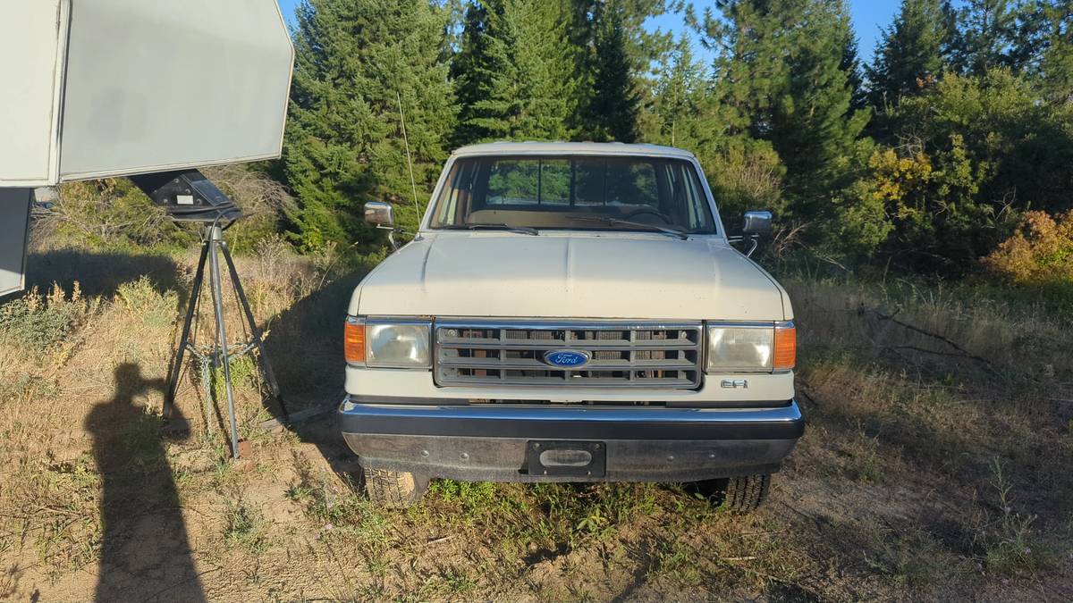 Ford-f-350-lariat-1985-white