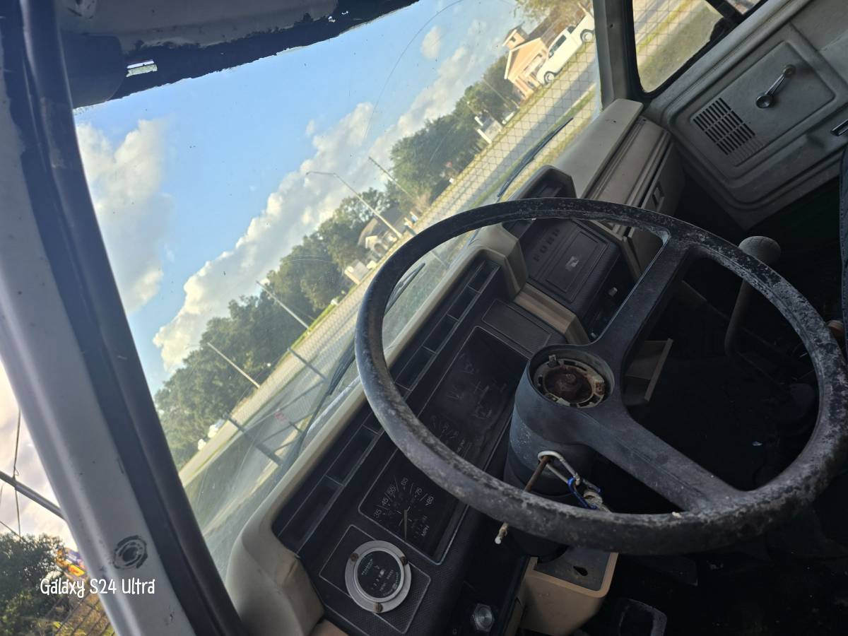 Ford-f600-diesel-1984-white-11