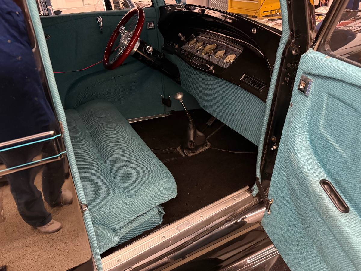 Ford-model-a-sedan-delivery-1928-black-10