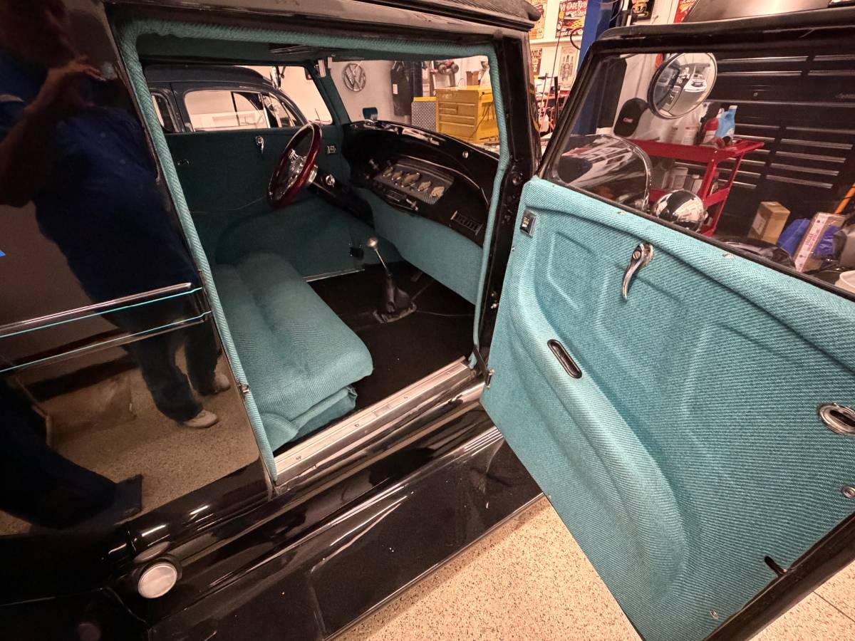 Ford-model-a-sedan-delivery-1928-black-7