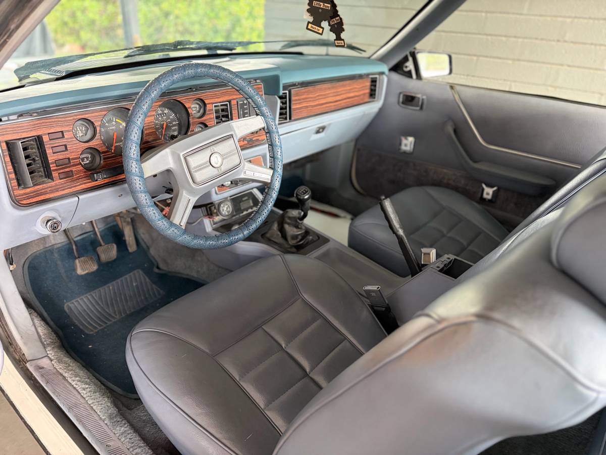 Ford-mustang-1983-white-9