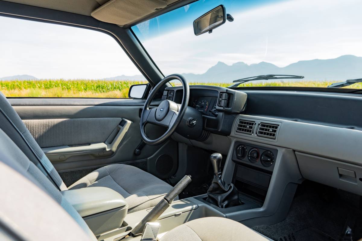 Ford-mustang-1988-black-16