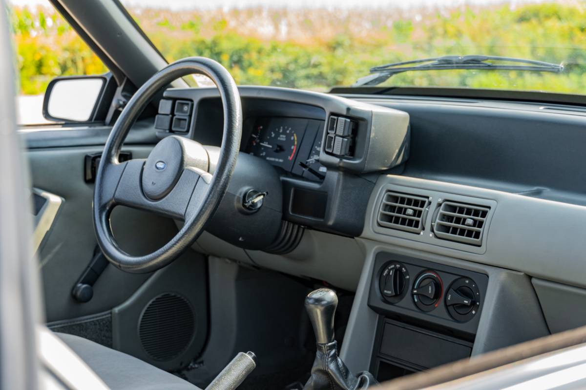 Ford-mustang-1988-black-17