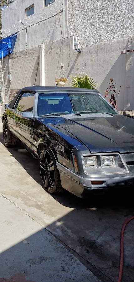 Ford-mustang-convertible-1985-black