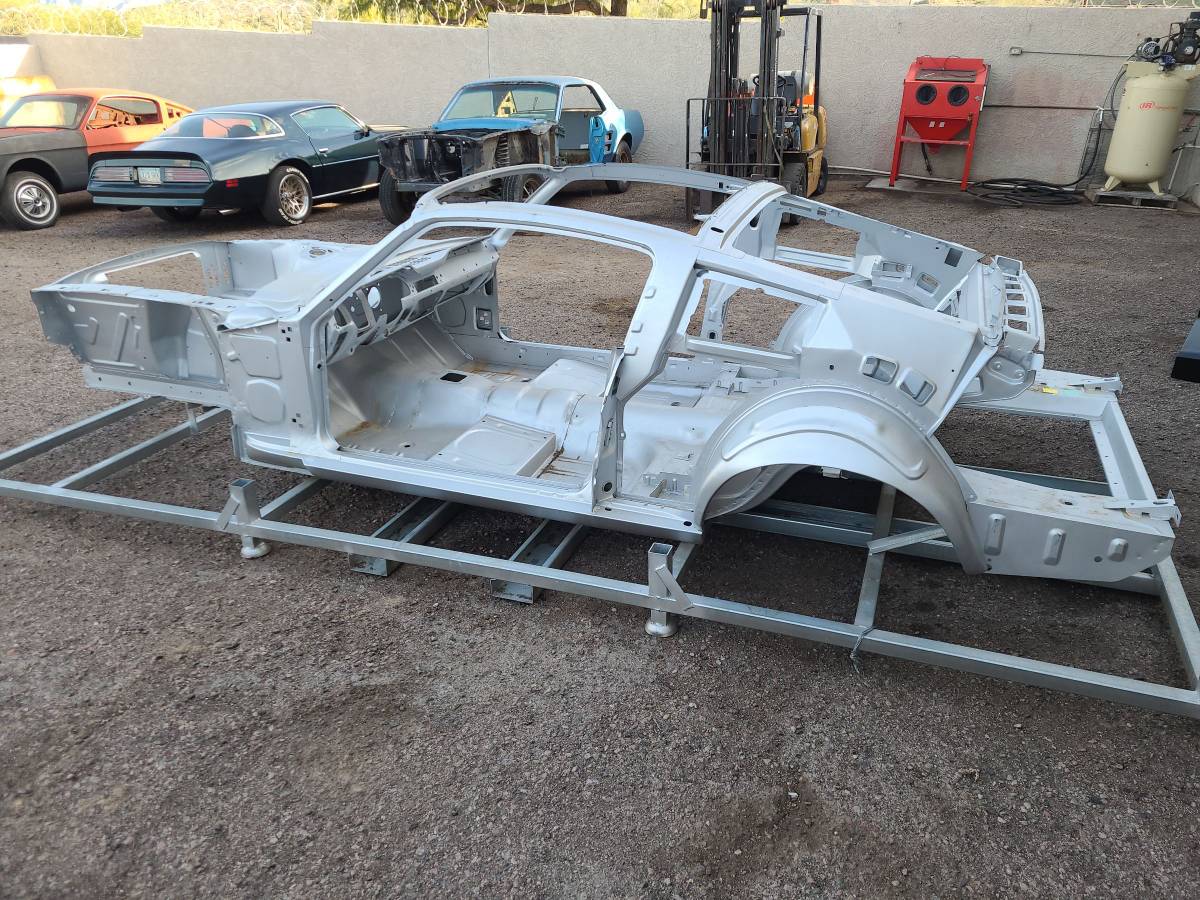 Ford-mustang-fastback-1967-silver