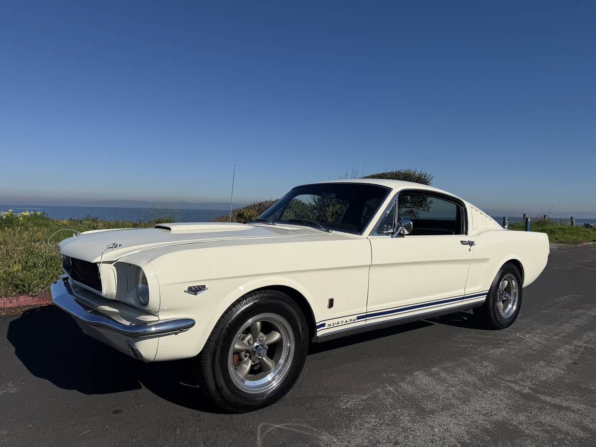 Ford-mustang-gt-1965-white