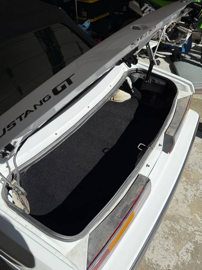 Ford-mustang-gt-1985-white-2