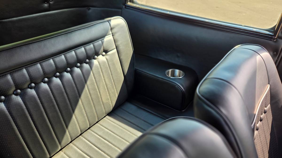 Ford-sedan-1934-black-1