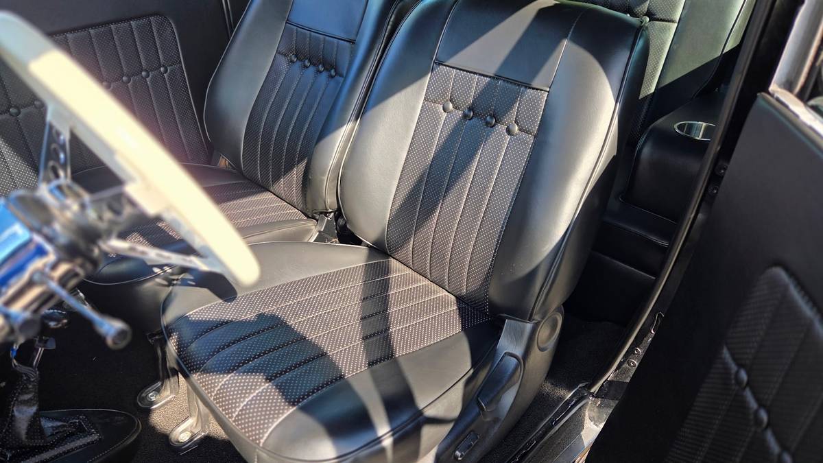 Ford-sedan-1934-black-2