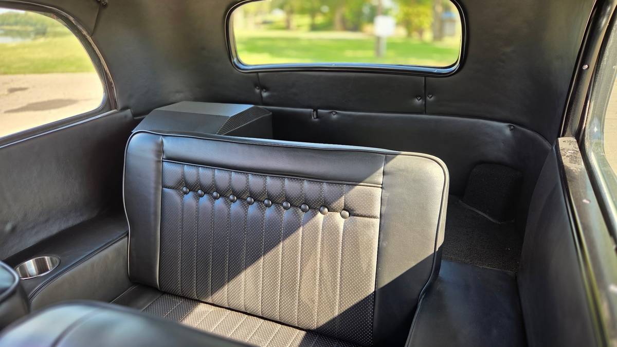 Ford-sedan-1934-black-3