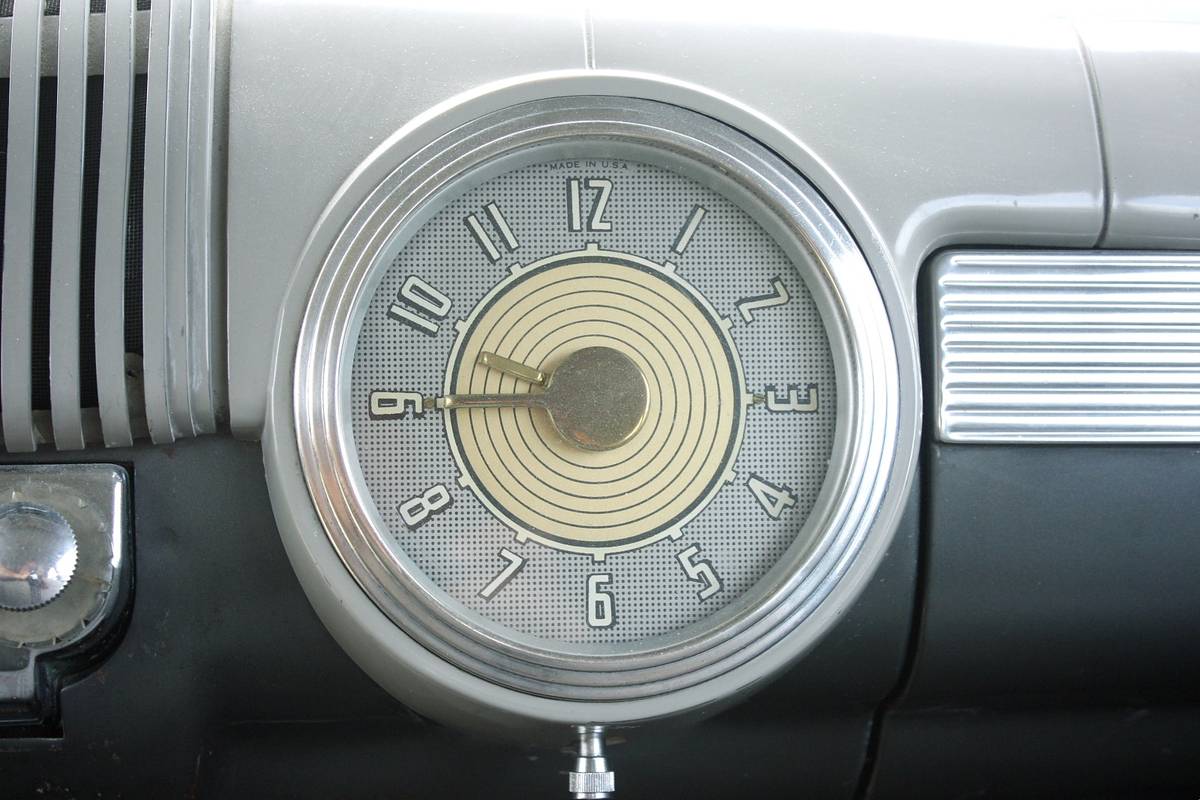 Ford-super-deluxe-coupe-1947-grey-1