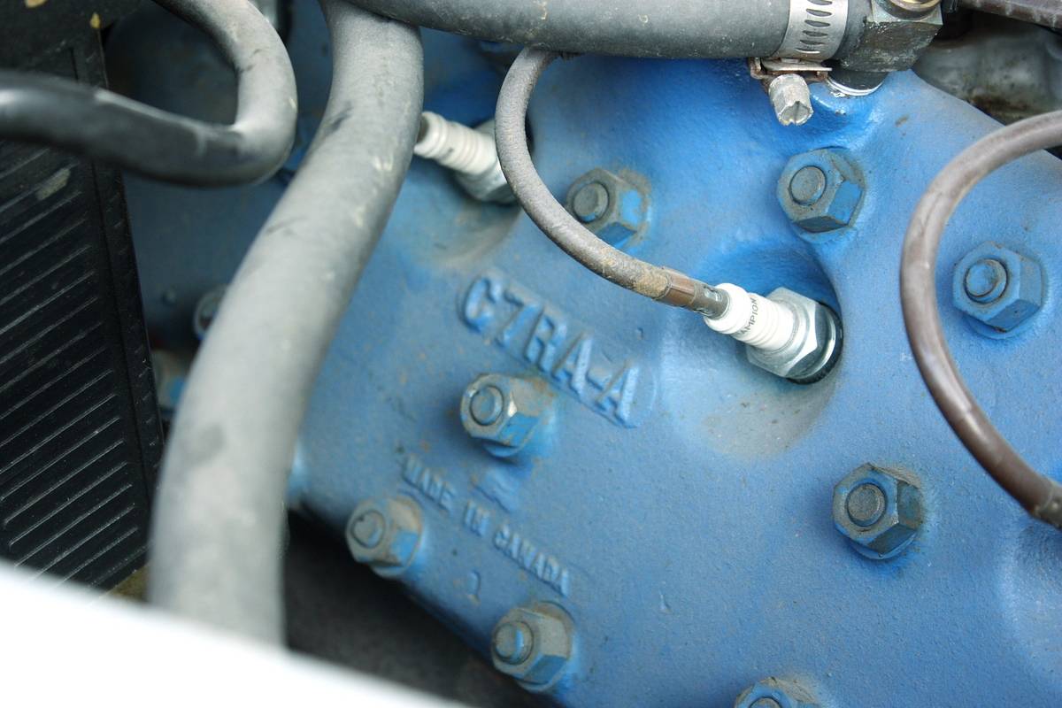 Ford-super-deluxe-coupe-1947-grey-16