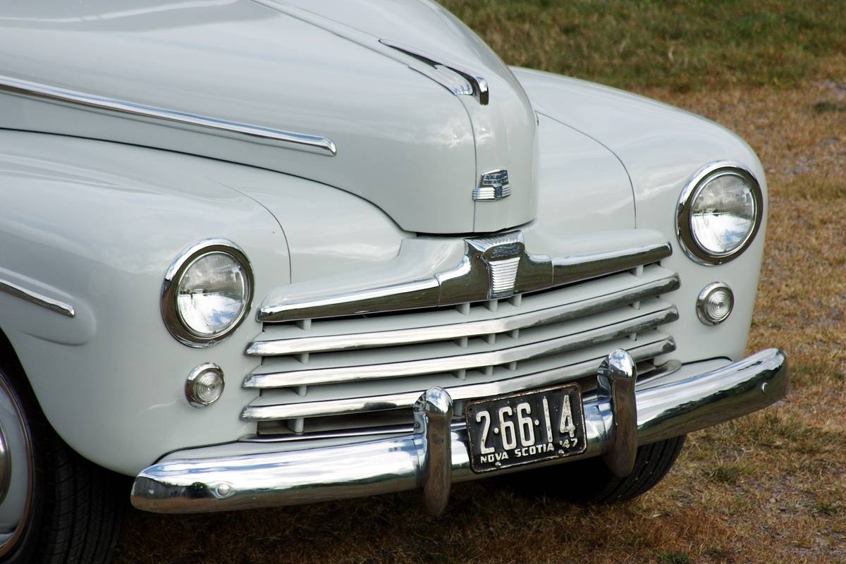 Ford-super-deluxe-coupe-1947-grey-19