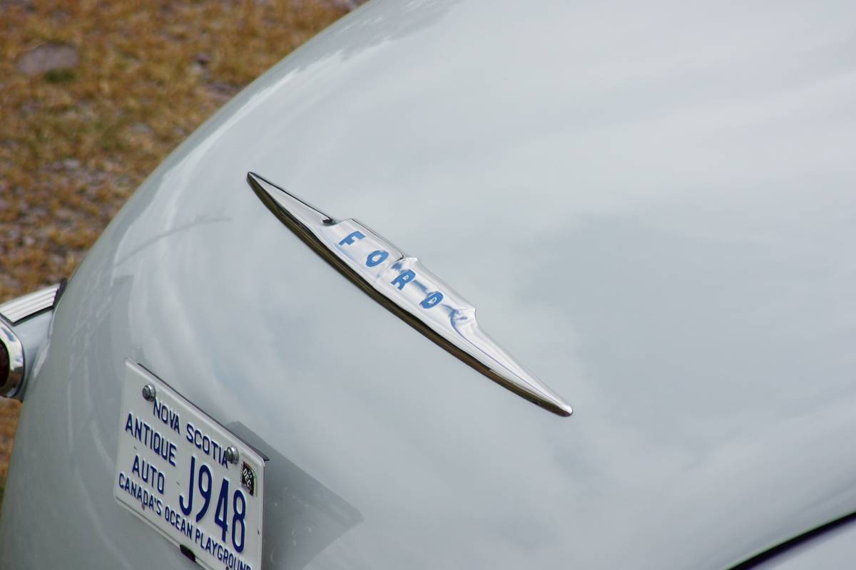Ford-super-deluxe-coupe-1947-grey