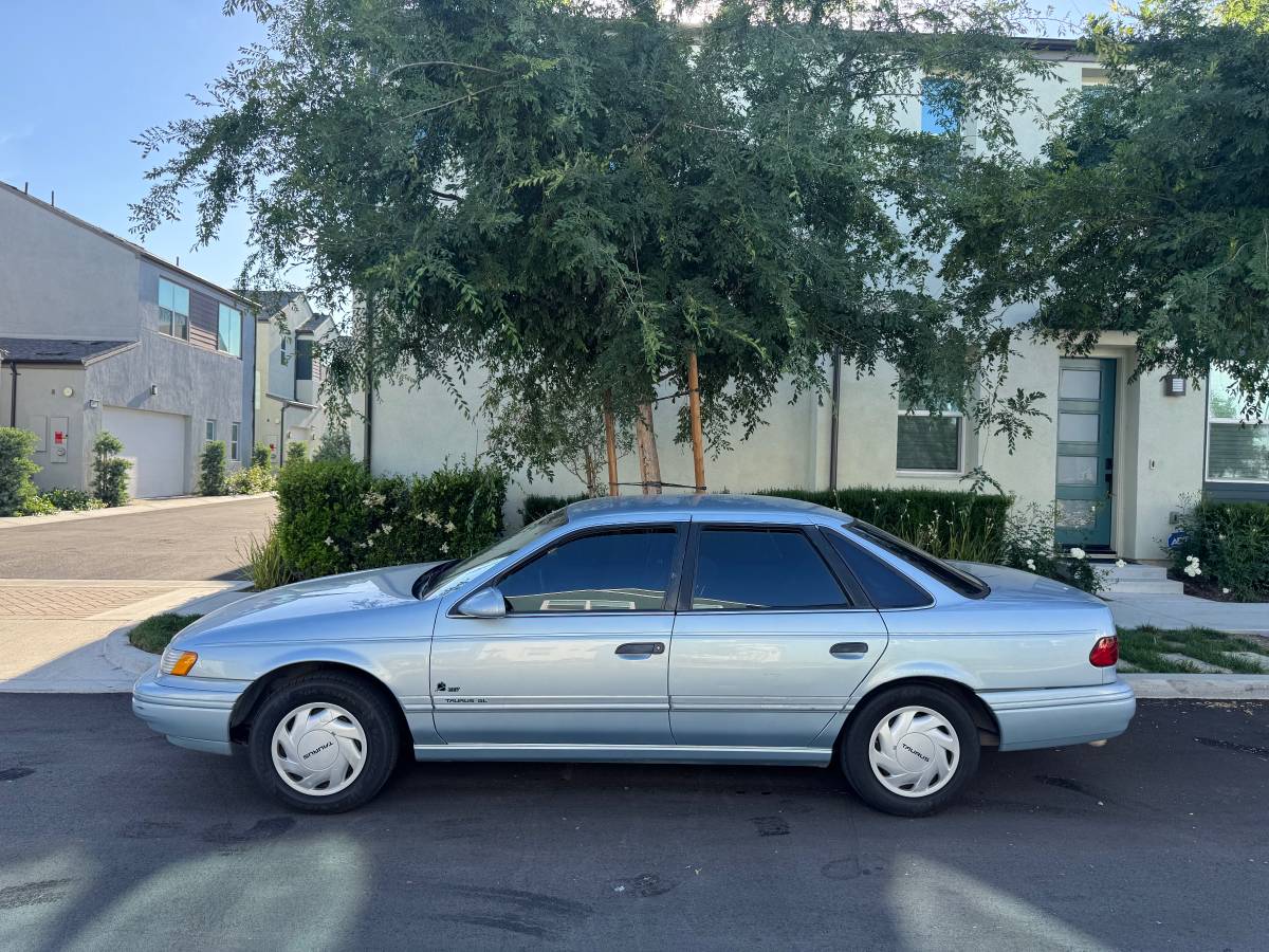 Ford-taurus-1993-blue-1