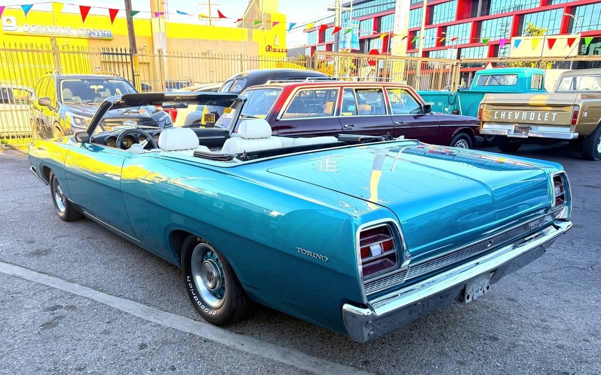 Ford-torino-gt-convertible-1969-blue-3